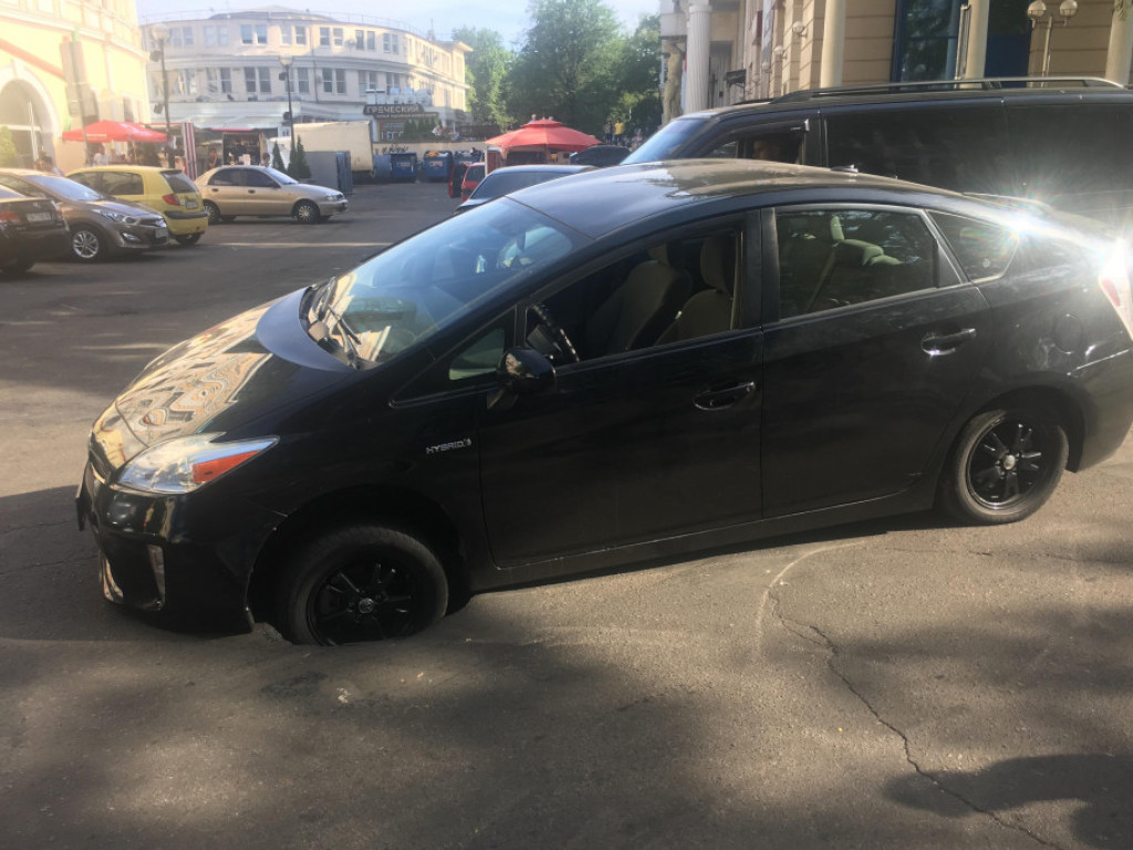 В центре Одессы машина ушла под землю (ФОТО, ВИДЕО)