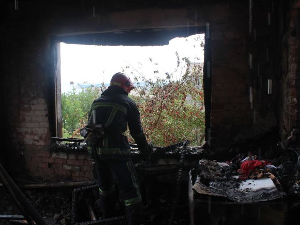 При пожаре в жилом доме в Хмельницке погиб двухлетний ребенок (ФОТО, ВИДЕО)