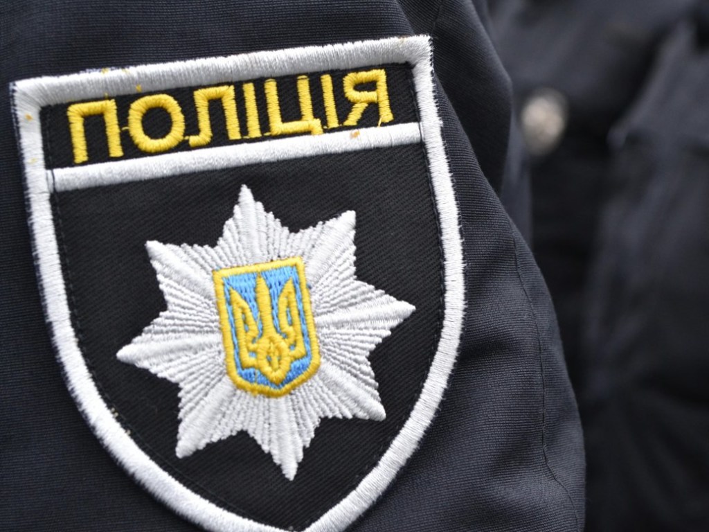 В Киеве вор присоединилась к столику женщины, и съел ее кольцо – полиция