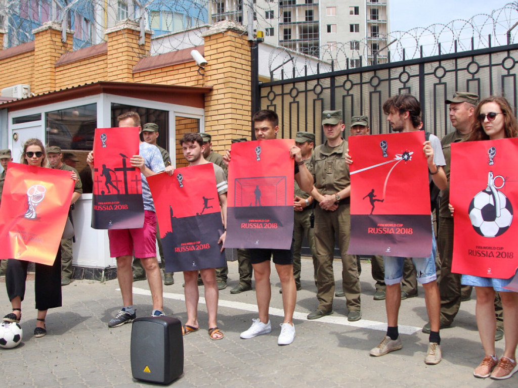 Кровавые мячи: у российского консульства в Одессе «поиграли» в футбол  (ФОТО)