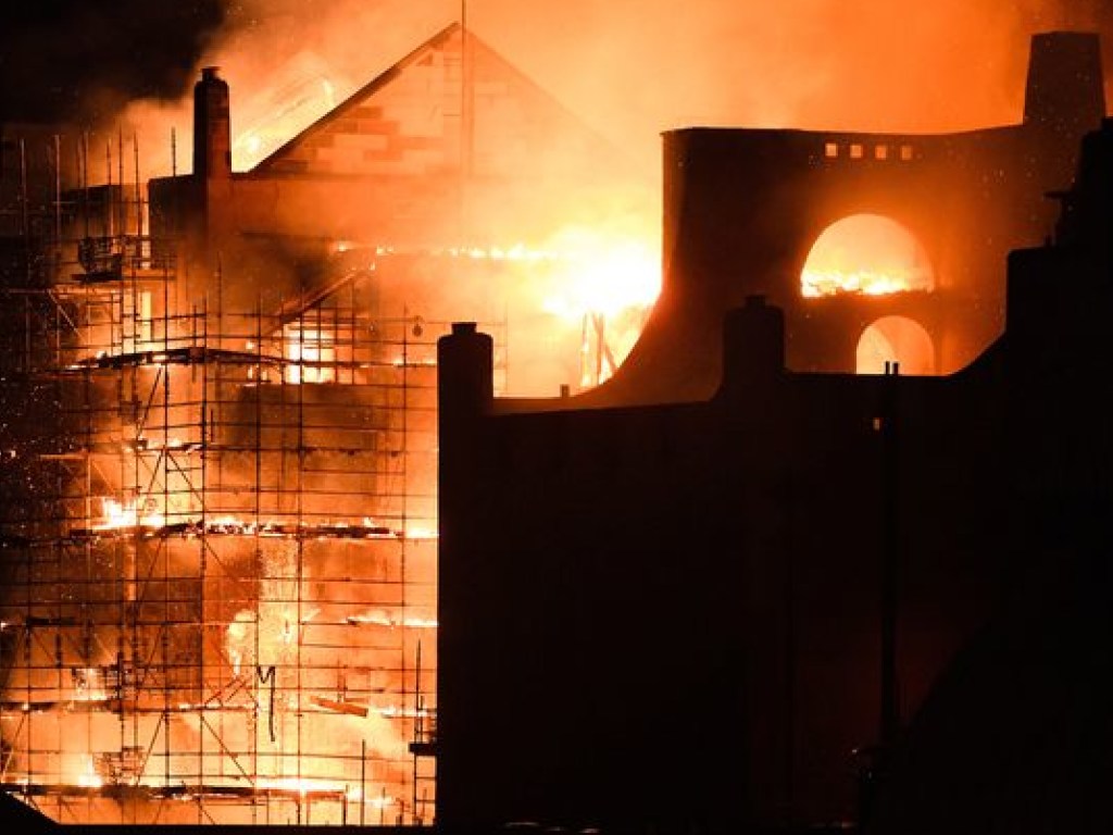 Адское пламя: в школе искусств Глазго произошел масштабный пожар (ФОТО, ВИДЕО)