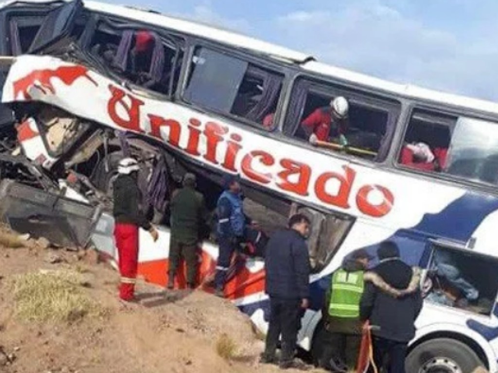 В Боливии пассажирский автобус врезался в скалу, 17 погибших (ФОТО)