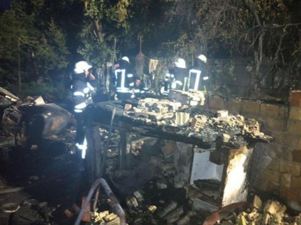 В Дарницком районе Киева сгорел двухэтажный частный дом, есть жертвы (ФОТО)