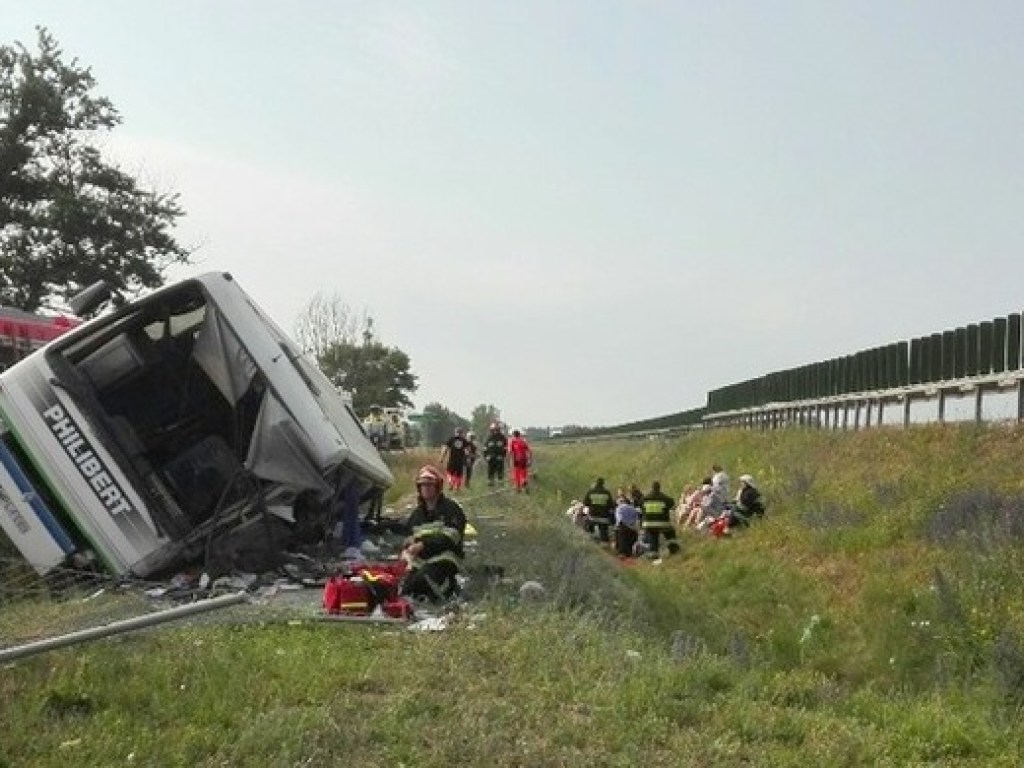 В результате ДТП с автобусом в Польше 2 человека погибли и 16 пострадали (ФОТО)