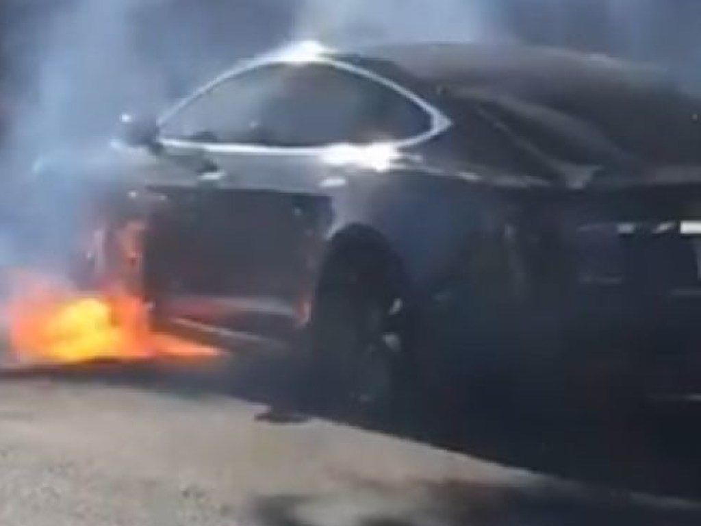 Известный американский режиссер едва не сгорел живьем в машине Илона Маска (ФОТО, ВИДЕО)