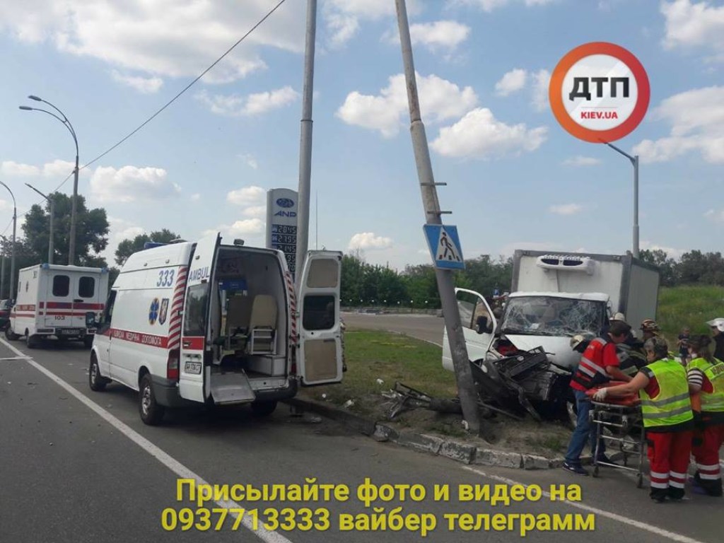 В Киеве водитель без сознания протаранил столб (ФОТО)