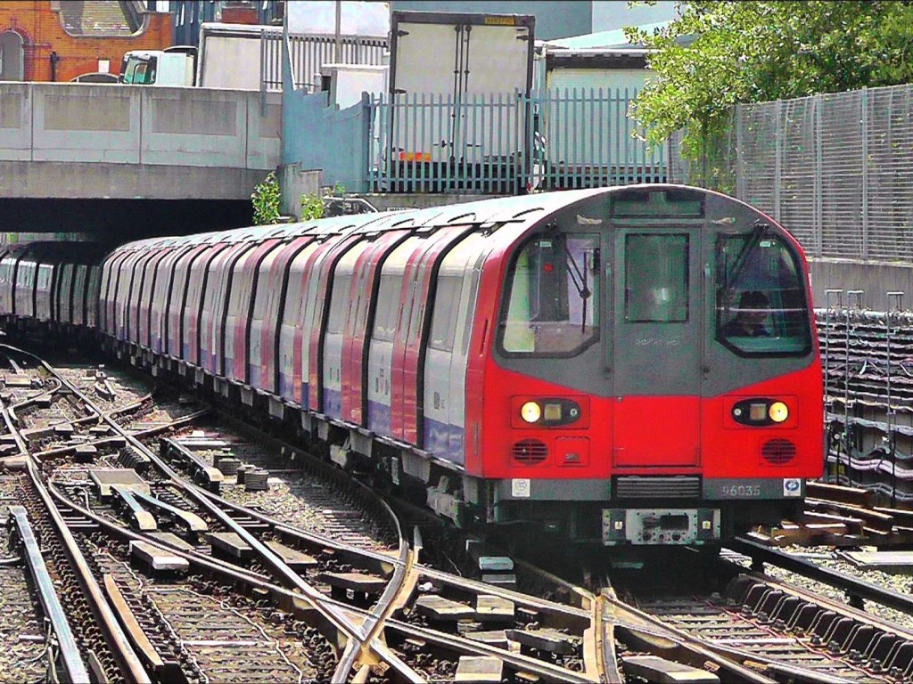 В Лондоне поезд насмерть сбил троих человек
