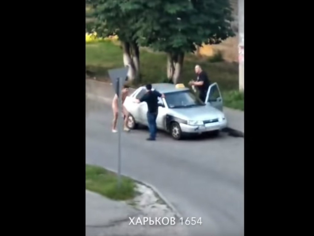 В Харькове голый мужчина в попытке влезть на такси разбил лобовое стекло (ФОТО, ВИДЕО)