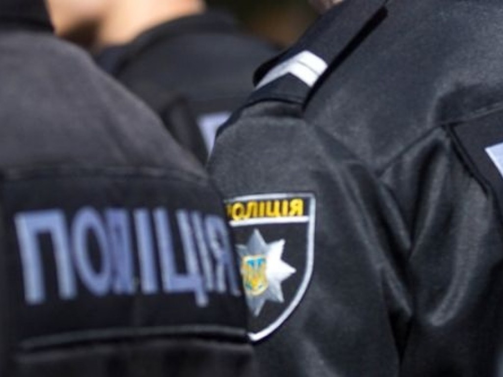 В Киеве задержанный украл у полицейского пистолет на глазах толпы (ВИДЕО)