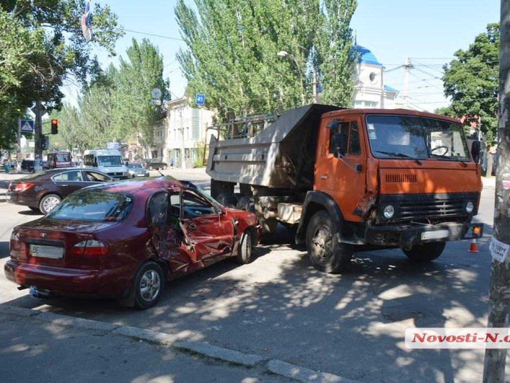 КамАЗ врезался в «Ланос» в центре Николаева, есть пострадавшие (ФОТО)