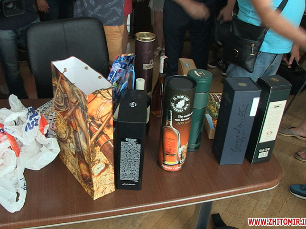 В тайной комнате начальника Службы автодорог на Житомирщине активисты нашли элитный алкоголь (ФОТО)