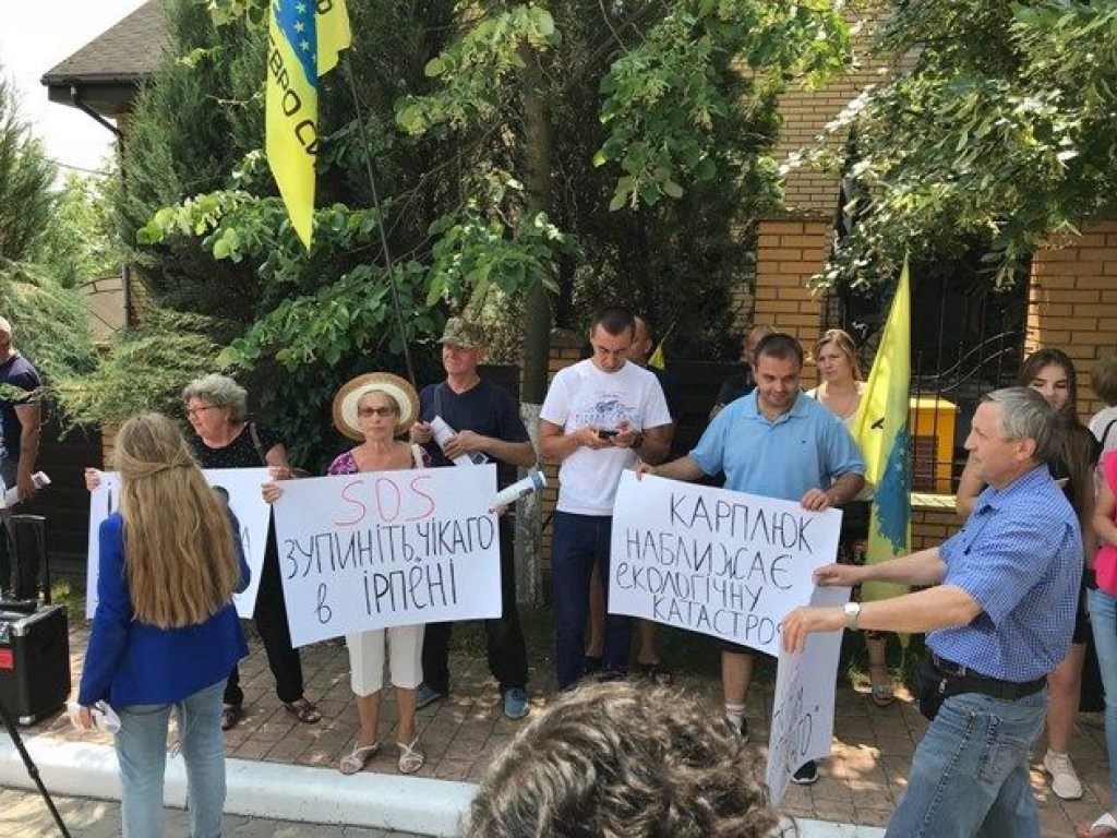 Ирпенские активисты устроили похороны &#171;Конституции Украины&#187; у дома Генпрокурора &#8212; СМИ
