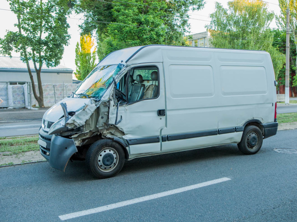 В Днепре после столкновения с микроавтобусом отвалилась кабина грузовика (ФОТО)