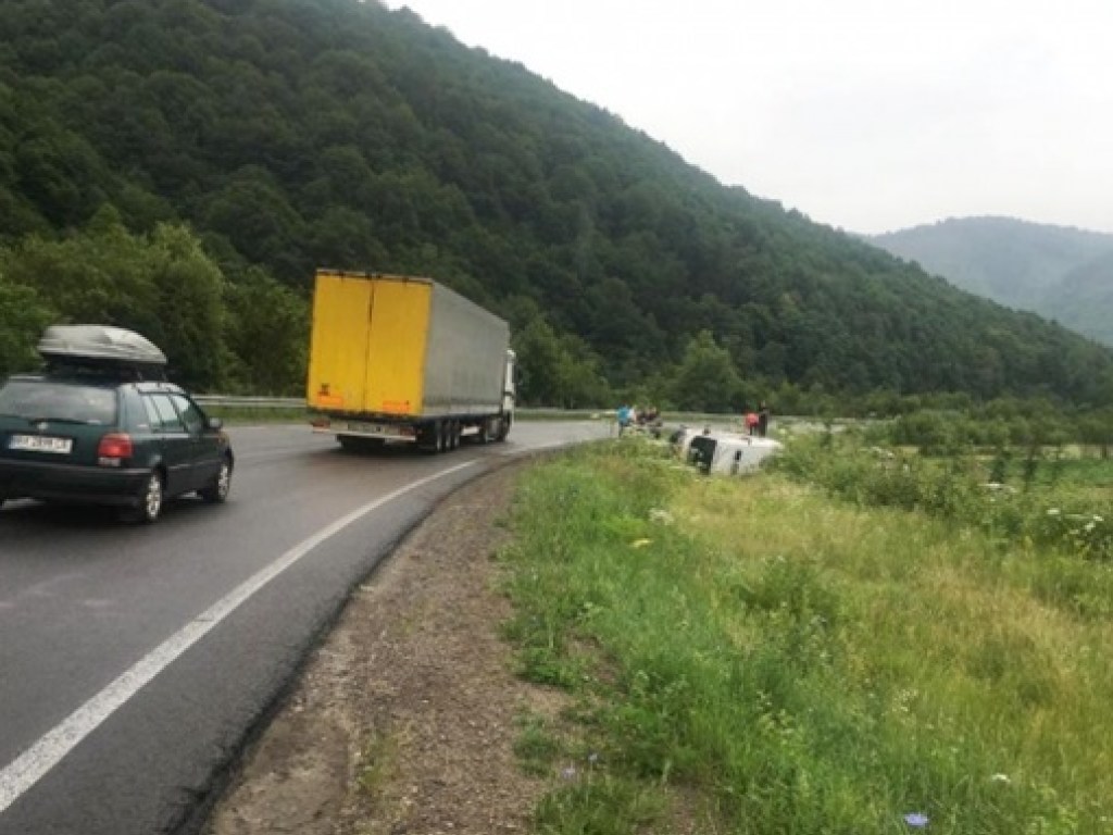 Возле села на Закарпатье произошло ДТП с каретой «скорой», где спасали пациента (ФОТО)