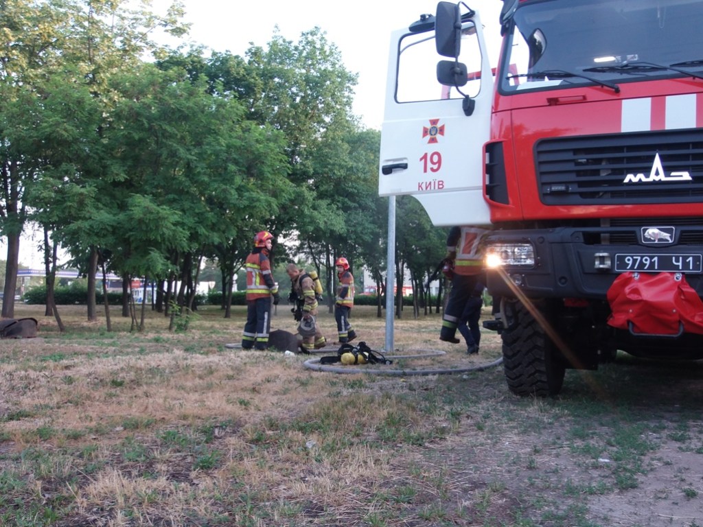 В Киеве рано утром в ночлежке бездомных вспыхнул пожар (ФОТО)