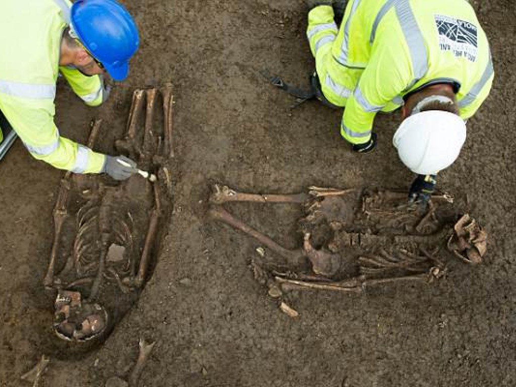 В Англии обнаружили скелеты без ног, оставленные в яме 1,5 тысячи лет назад (ФОТО)