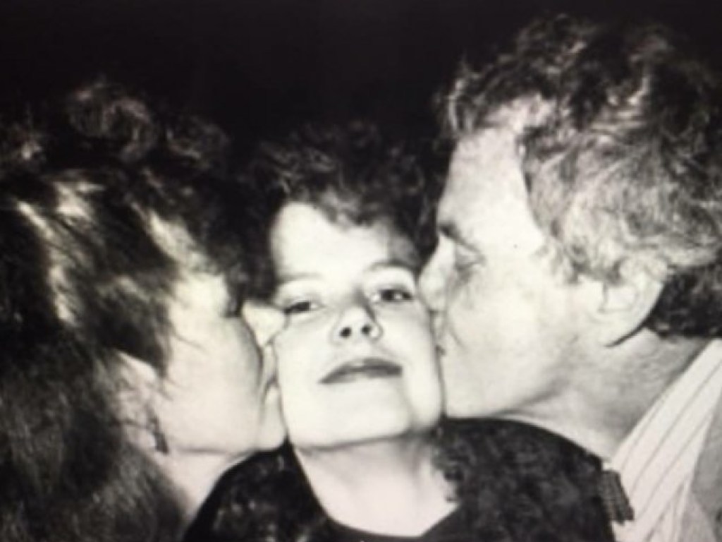 Николь Кидман поделилась архивным фото с родителями