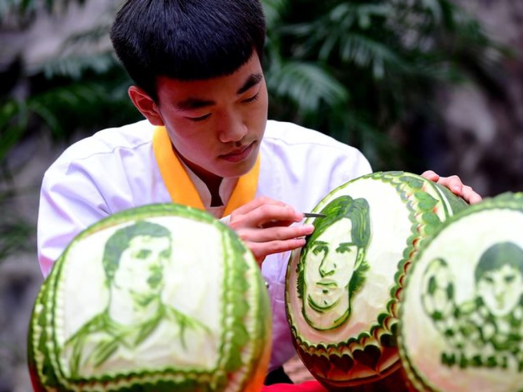 Китайский студент воплотил образы  Роналду и Месси на корке арбуза (ФОТО)