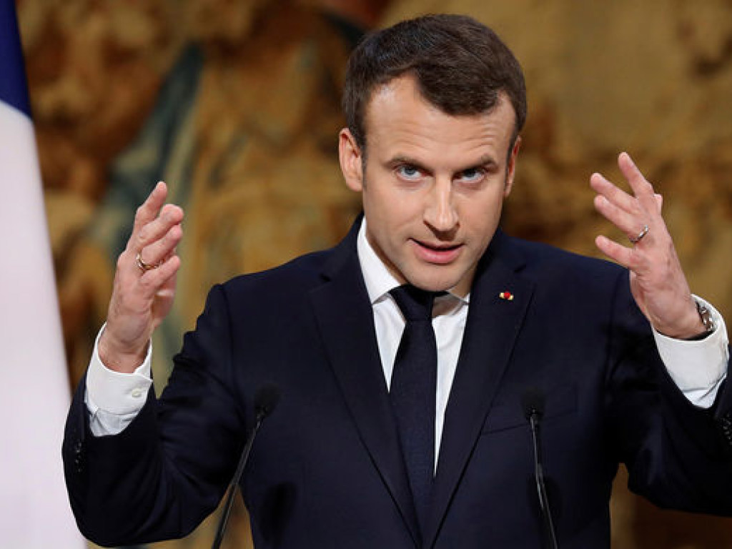 Макрон отругал подростка, который назвал его «Ману» (ВИДЕО)