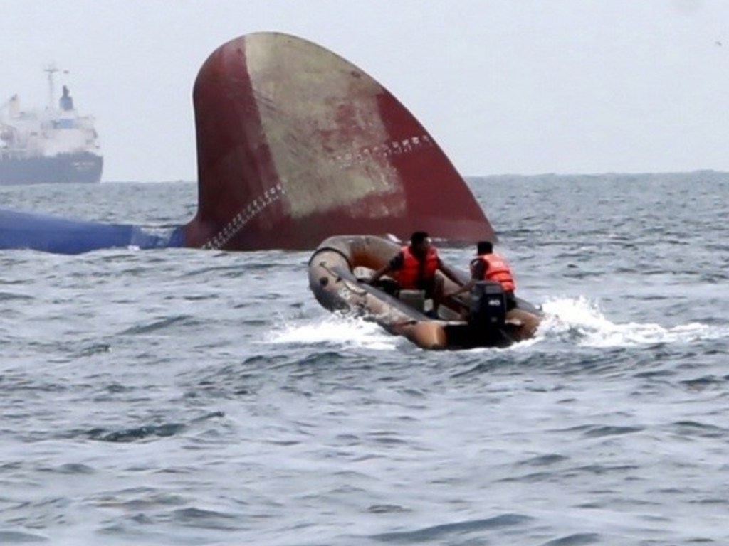Крушение судна в Индонезии: 128 человек пропали без вести
