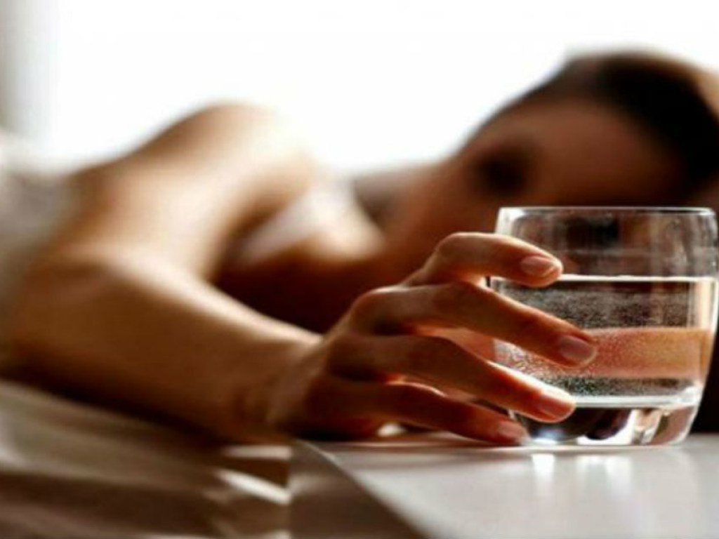 В жару перед сном нужно выпивать стакан чистой воды &#8212; врач