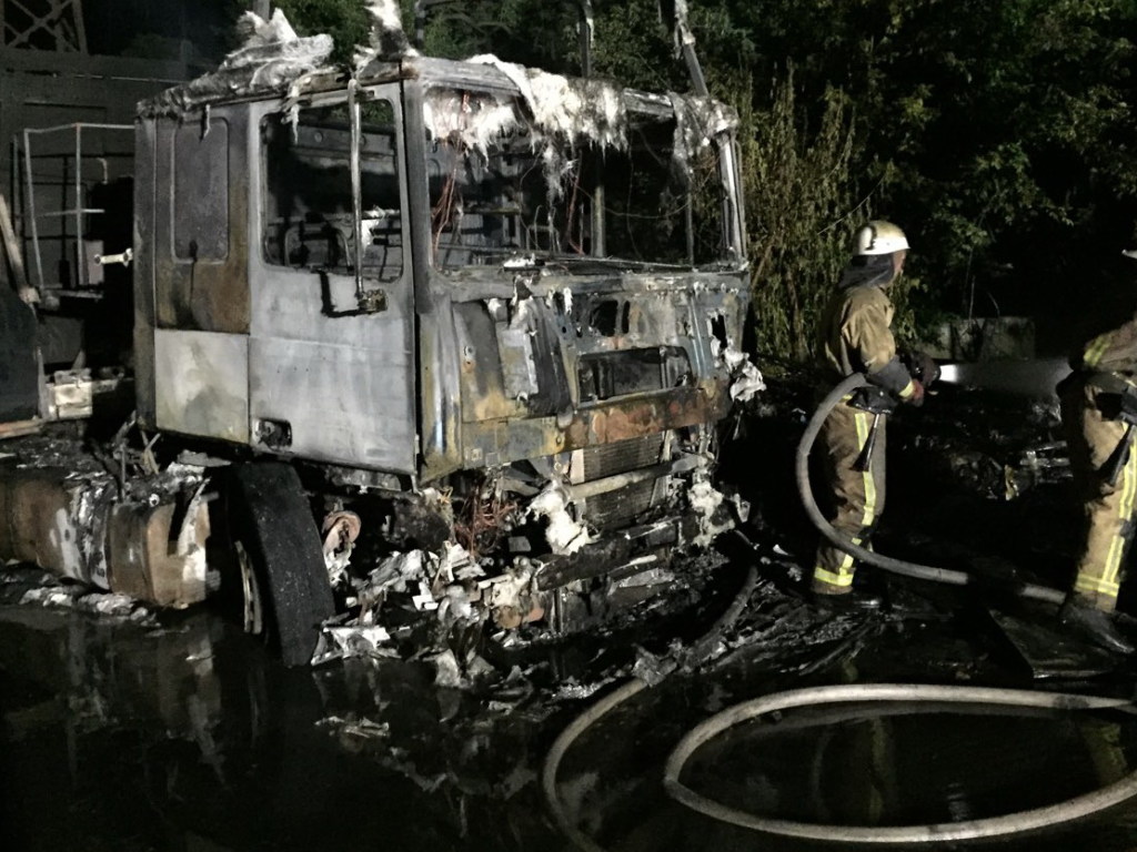 Ночью в Харькове сгорел грузовик DАF (ФОТО)