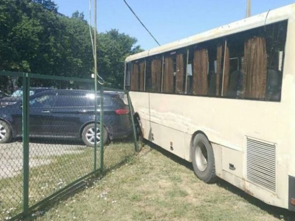 В Харькове автобус наехал на 4 припаркованных автомобиля (ФОТО)