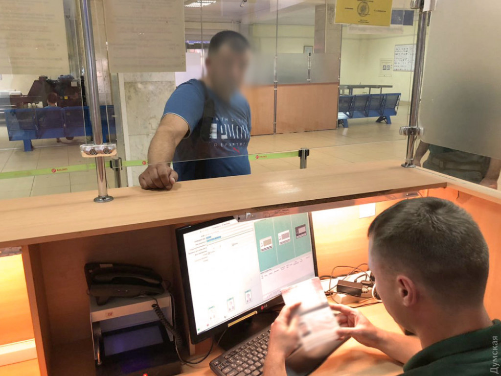 В одесском аэропорту остановили молдаванина с фальшивым паспортом (ФОТО)