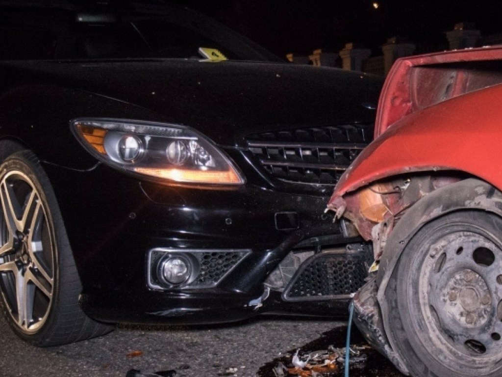 На Парковой дороге в Киеве произошло «лобовое» ДТП с участием Ford и Mercedes