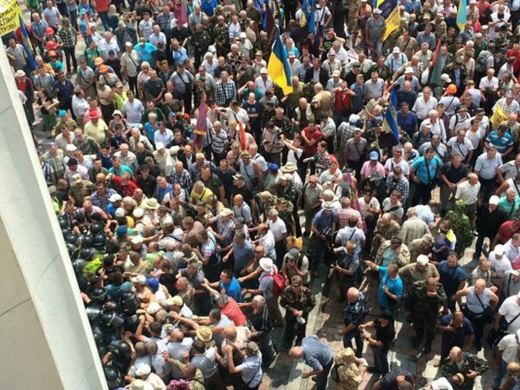 Столкновения у Верховной Рады: Геращенко договорилась с митингующими