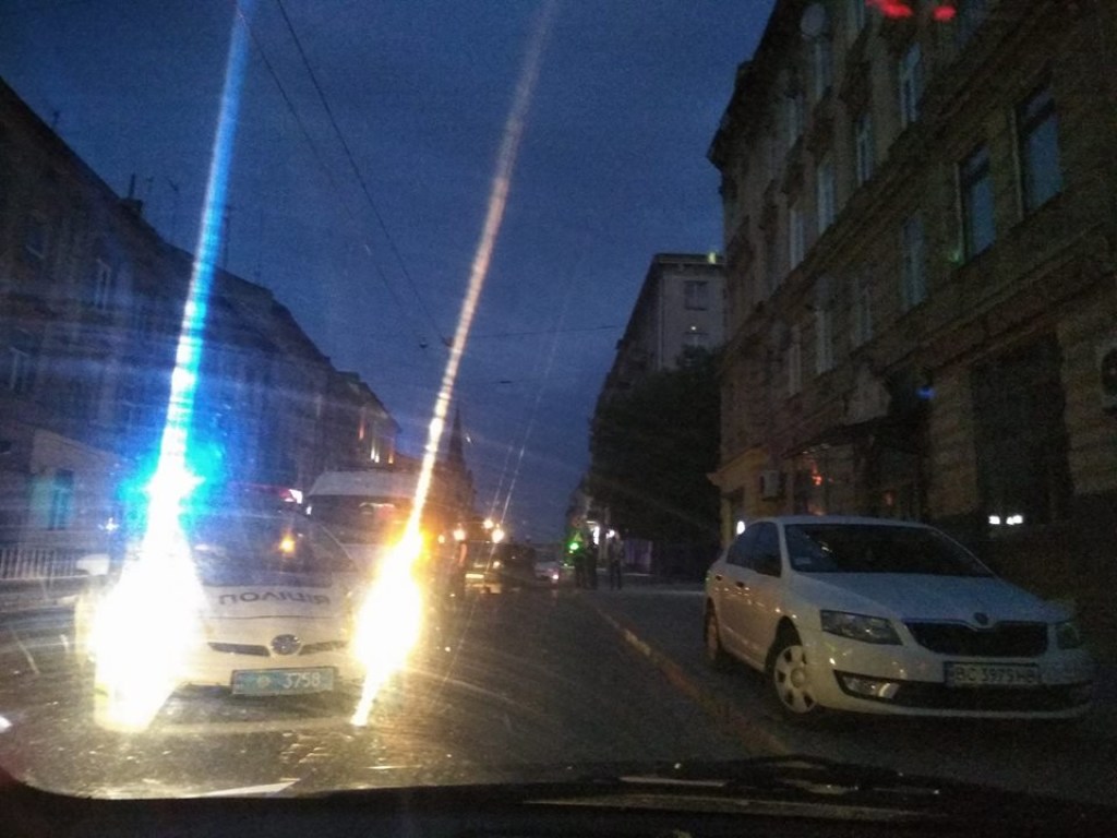 Во Львове автомобиль сбил пьяную женщину (ФОТО)