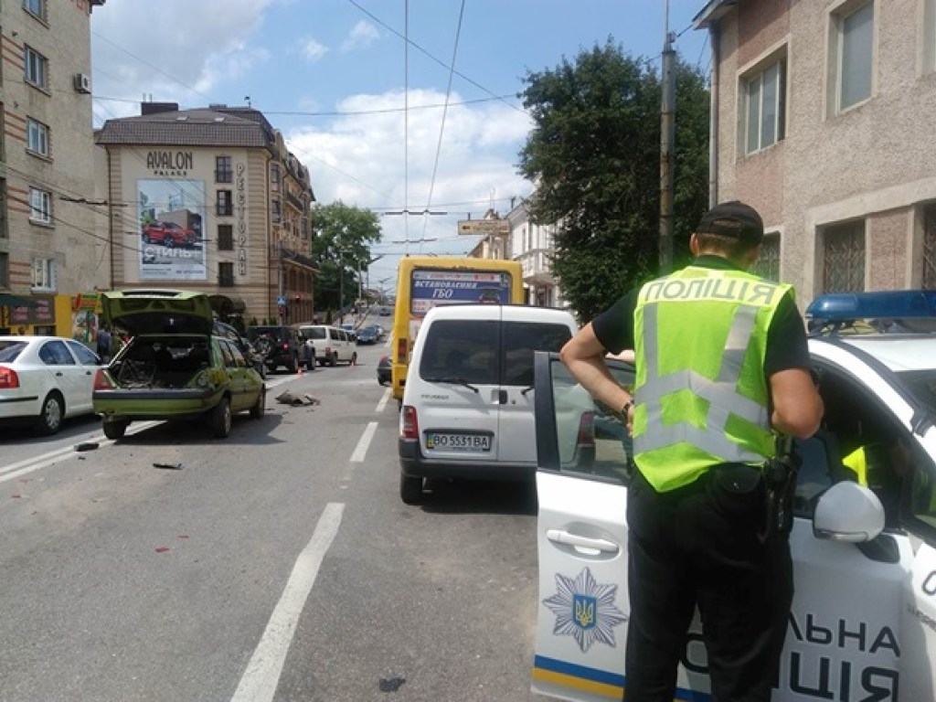 Массовое ДТП в Тернополе: столкнулись три авто и две маршрутки (ФОТО)
