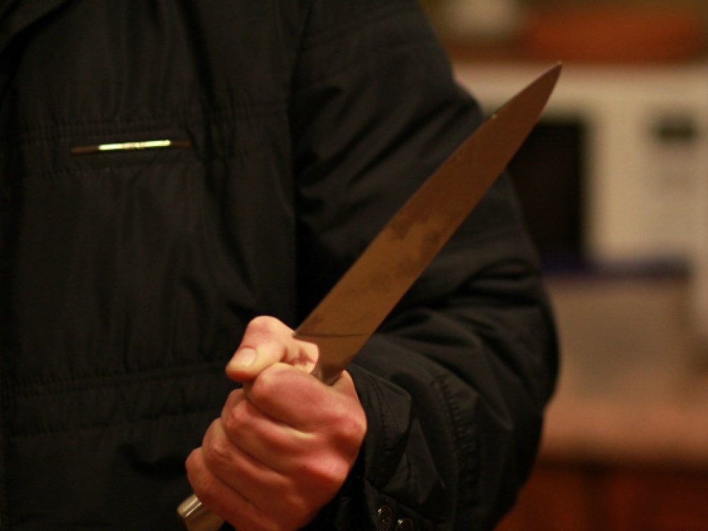 В Киеве пенсионерка ударила в грудь ножом молодого мужа