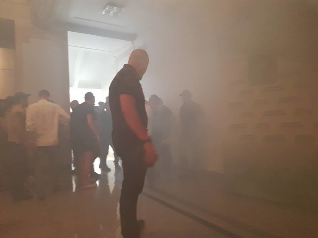 В Харьковском горсовете ЧП: распылили газ и подожгли дымовые шашки (ФОТО)