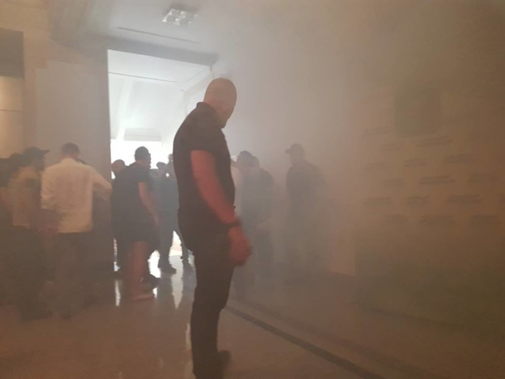 Распылить газ в горсовете Харькова могли общественники, которых не пустили в помещение – Нацполиция