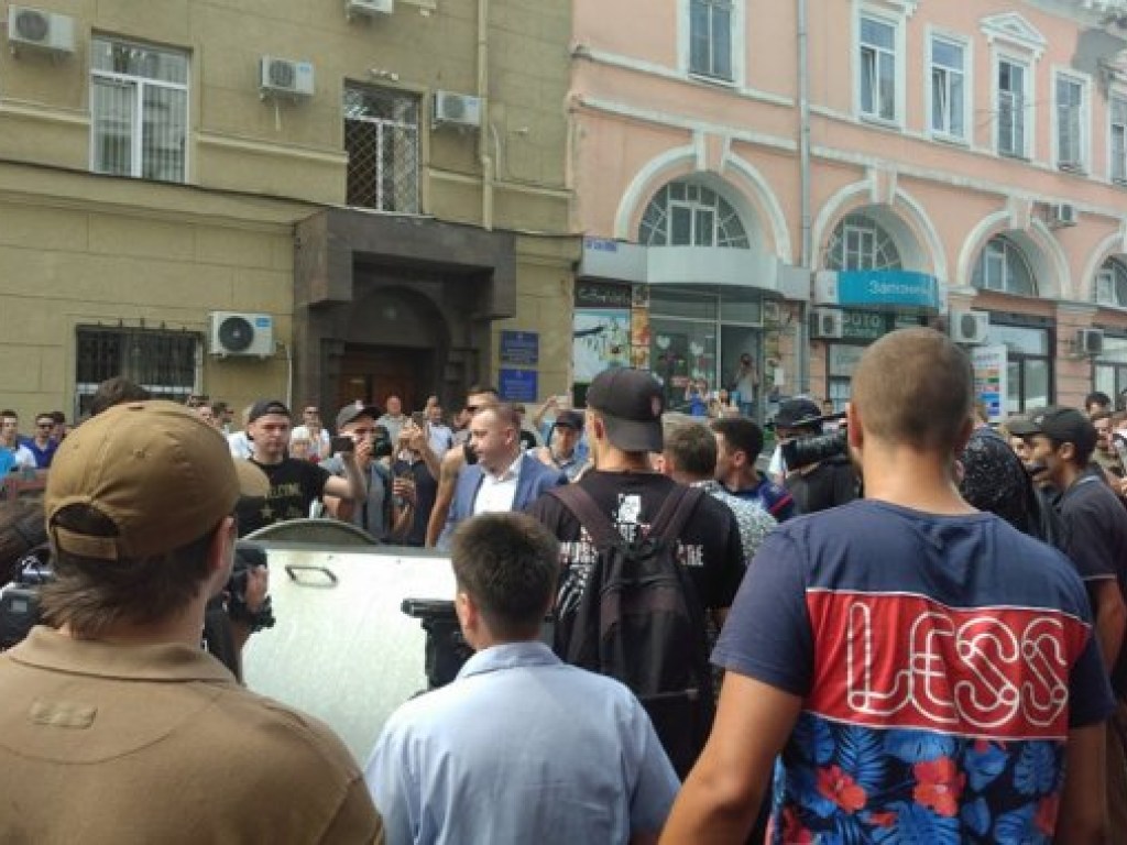 ЧП в Харькове: активисты засунули зама Кернеса в мусорный бак (ФОТО)