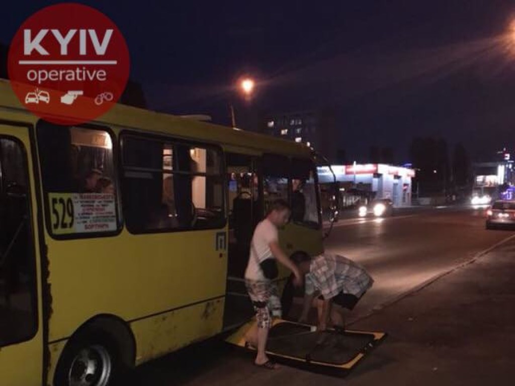 В Киеве у маршрутки на ходу отпали двери, пассажиры и водитель починили автобус (ФОТО)