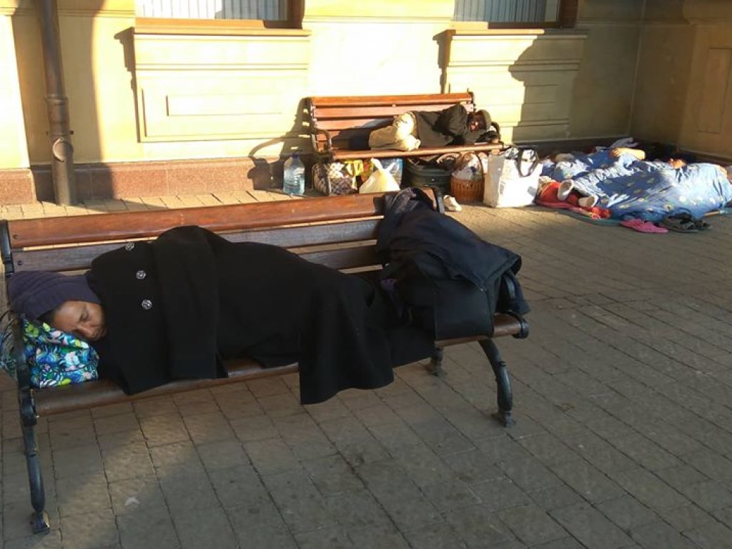 На вокзале в Ужгороде ромы разбили лагерь под открытым небом (ФОТО)
