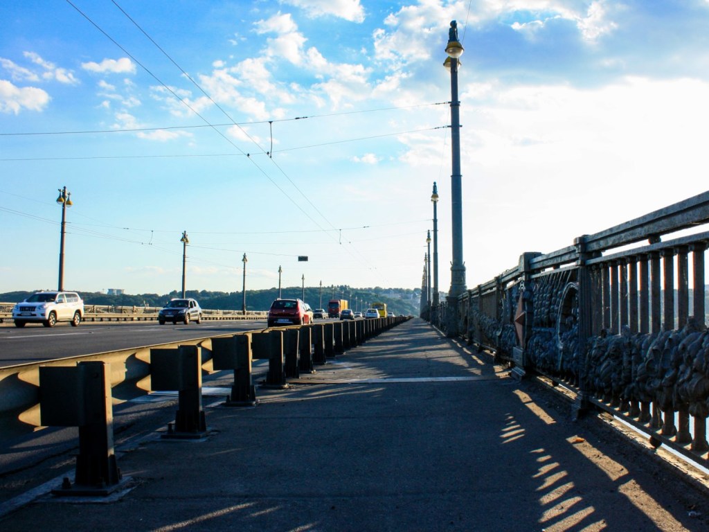 В Киеве до конца лета ограничат движение по мосту Патона