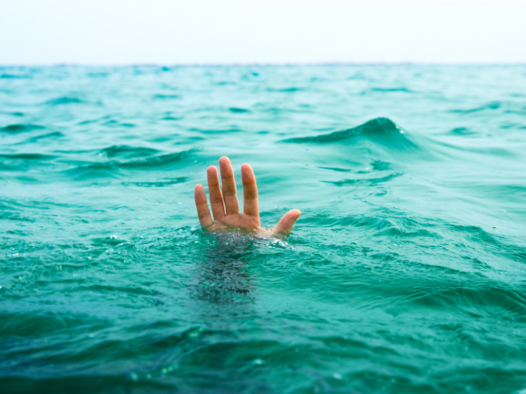 На курорте в Кирилловке девочке удалось выжить, держась в воде за труп отца