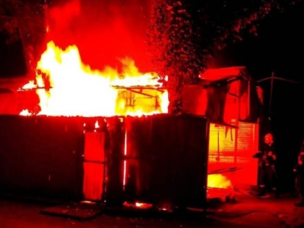 В Херсоне ночью сгорели несколько торговых точек (ФОТО)