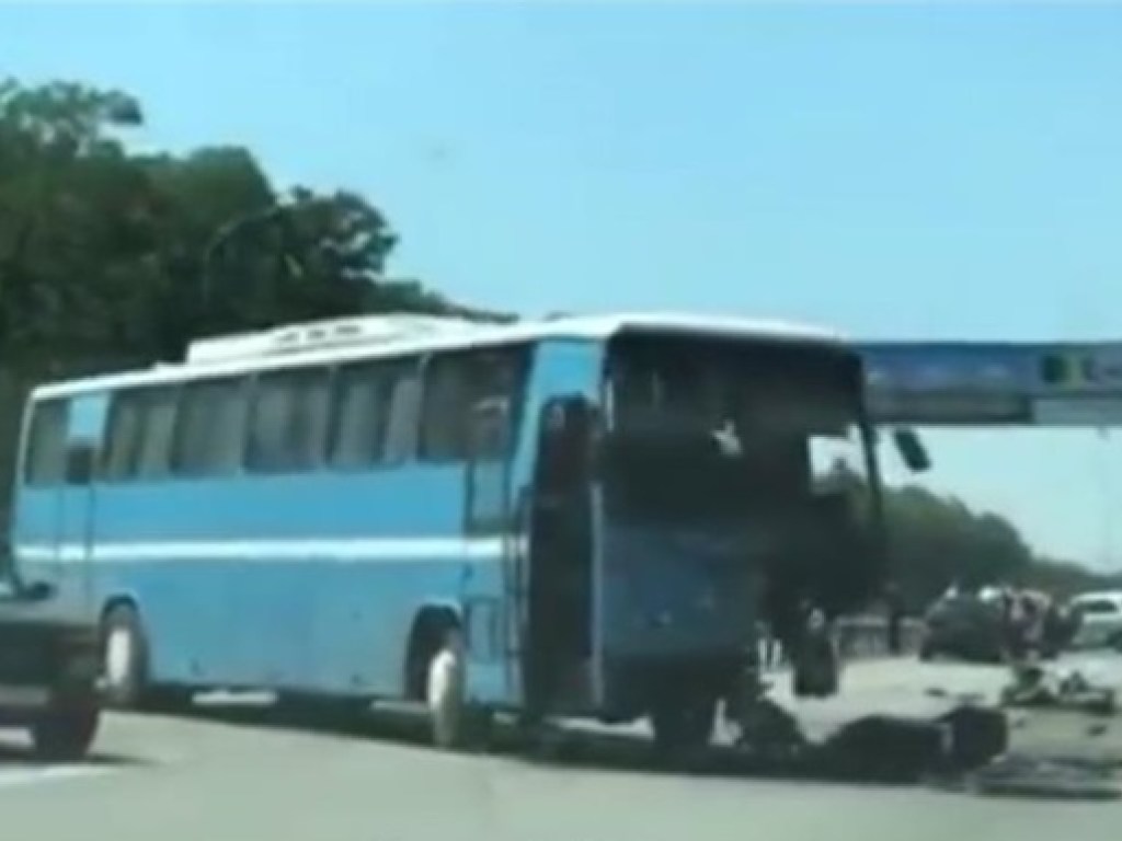 Под Киевом внедорожник столкнулся с автобусом: есть жертвы (ФОТО, ВИДЕО)