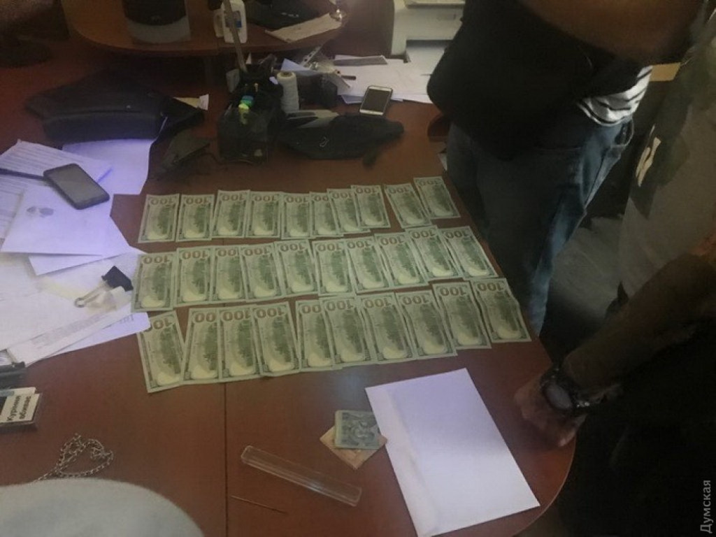 Под Одессой на взятке в размере 3000 долларов задержали старшего лейтенанта полиции (ФОТО)