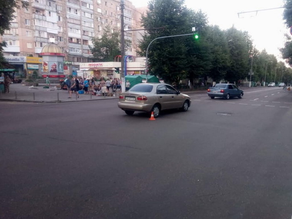 В Житомире на перекрестке неадекватная женщина за рулем сбила ребенка (ФОТО)