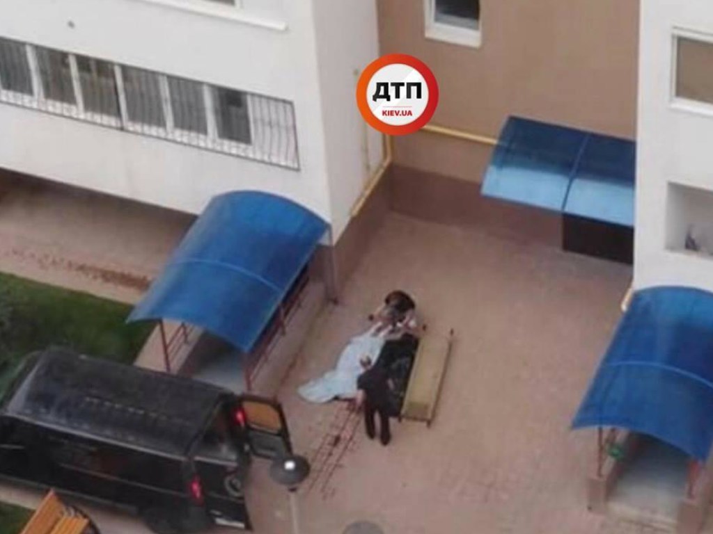 Под Киевом девушка выпала из окна многоэтажки и погибла (ФОТО)