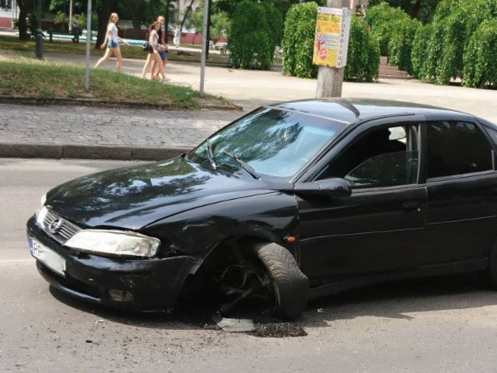 На «встречке» в Николаеве Opel столкнулся с Mercedes (ФОТО)