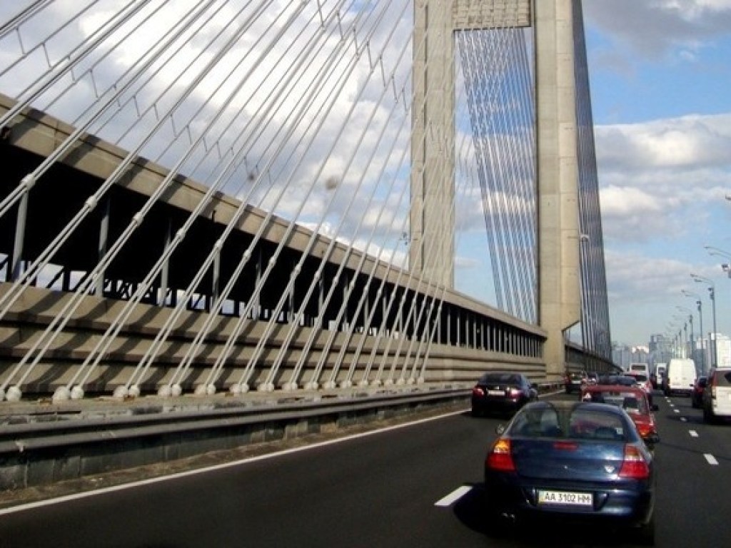 «Киевавтодор» предупредил об ограничении движения транспорта по Южному мосту до середины июля