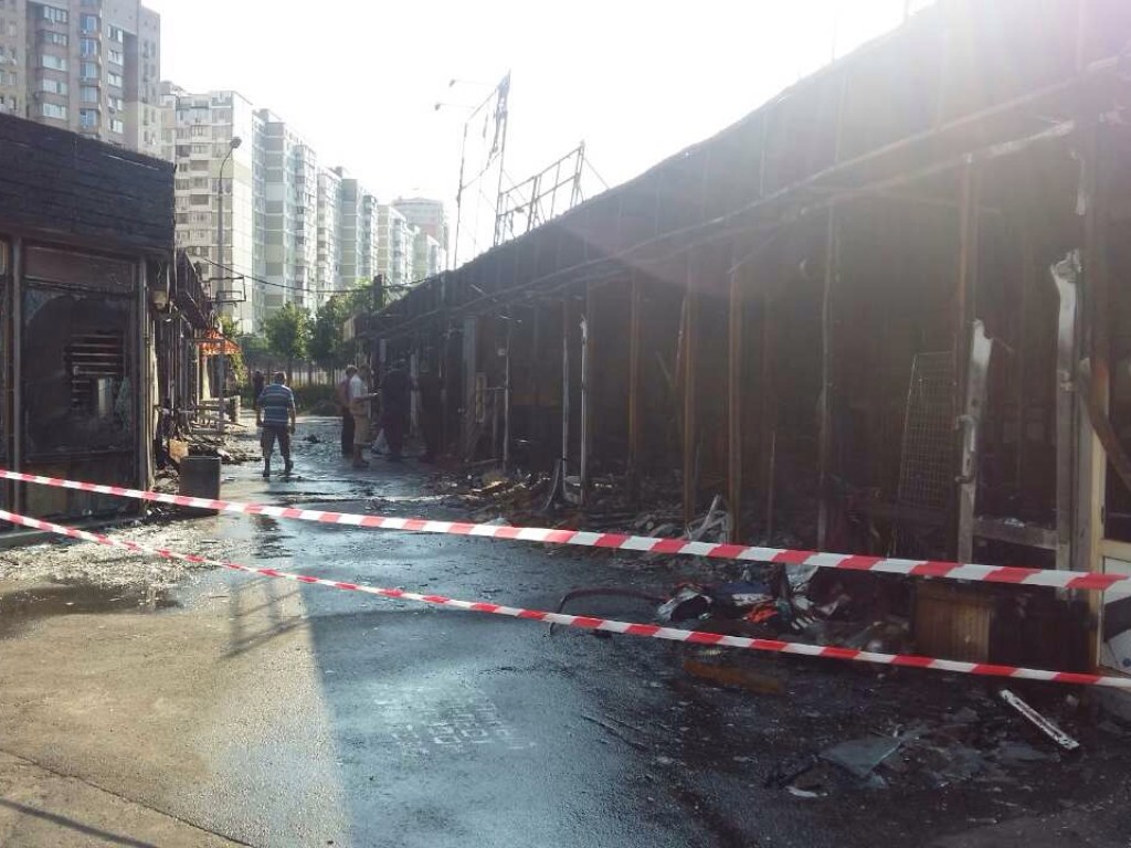На Осокорках в Киеве произошел крупный пожар: горели торговые ряды (ФОТО)