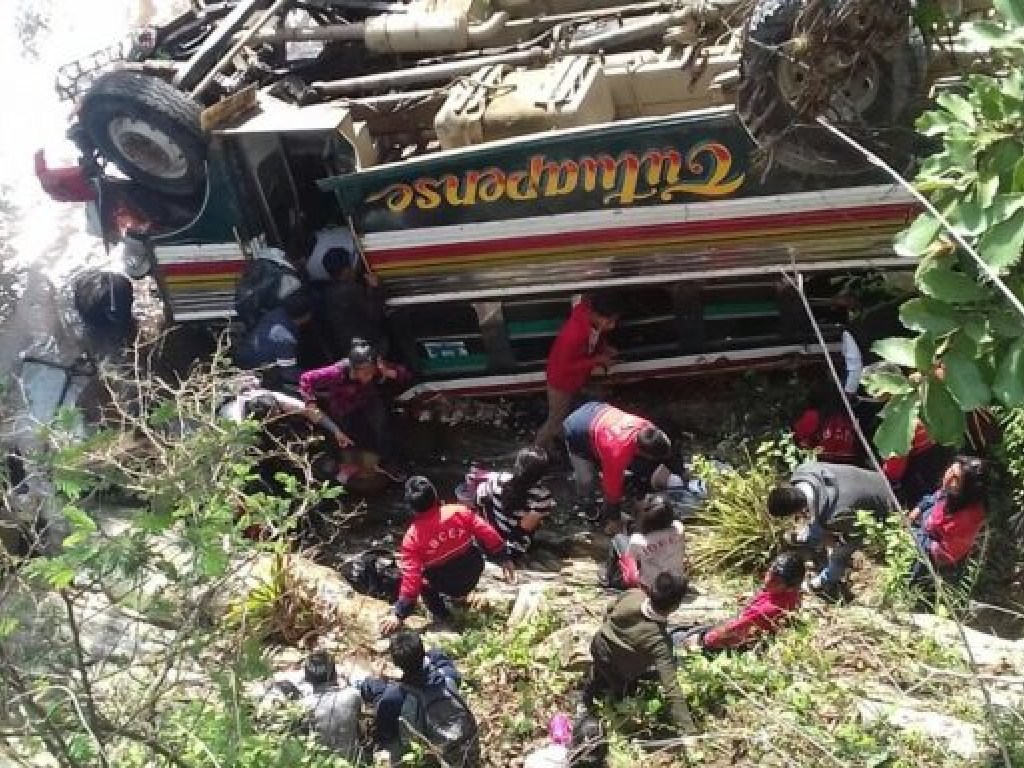 Автобус со студентами сорвался с обрыва в Гватемале (ФОТО)