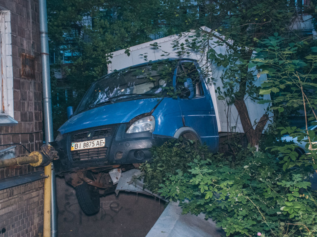 В Голоссево в Киеве хлебовоз врезался в газопровод жилого дома (ФОТО, ВИДЕО)